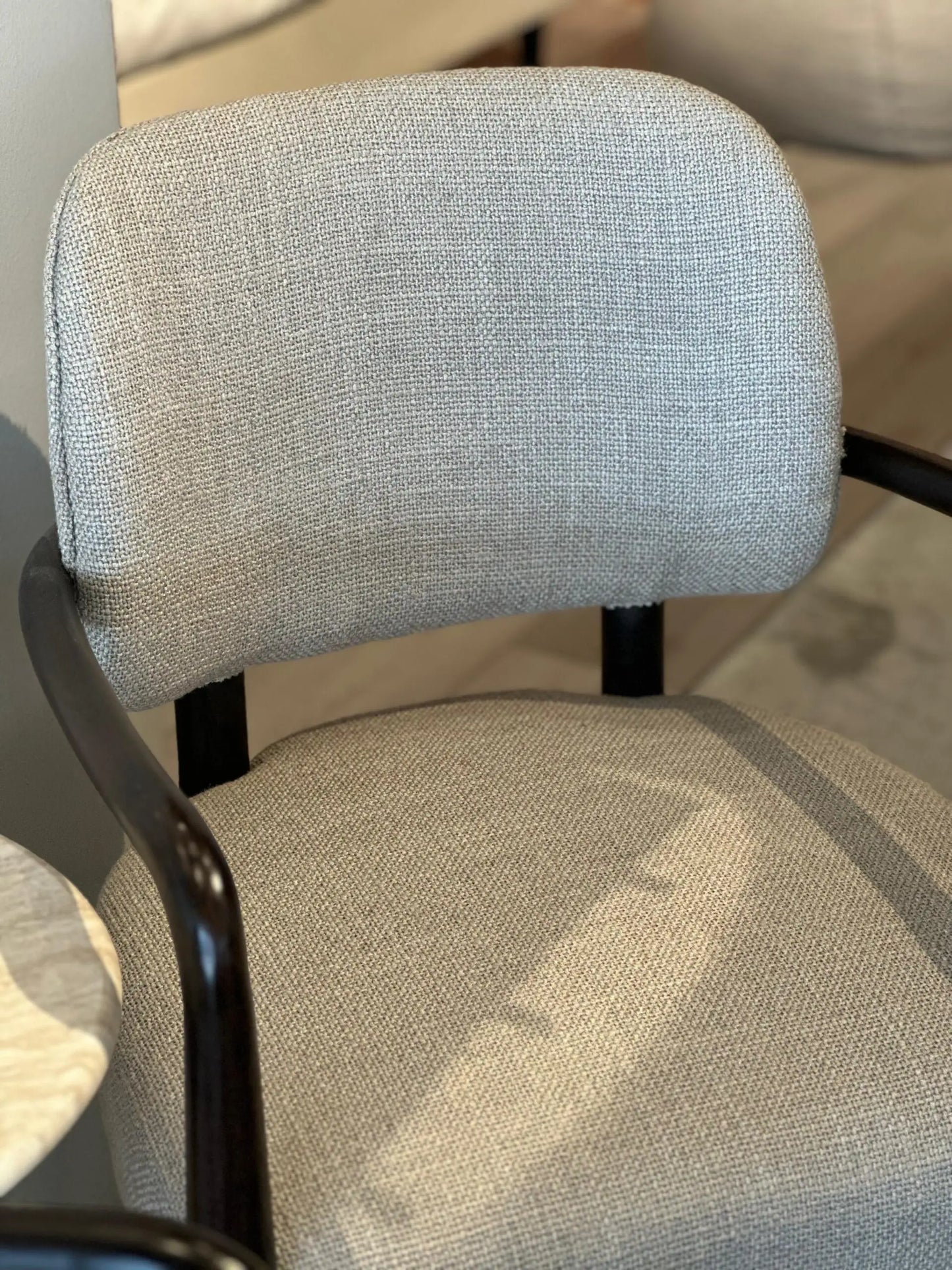 MSD-FUR-ARM-AC-2510-012